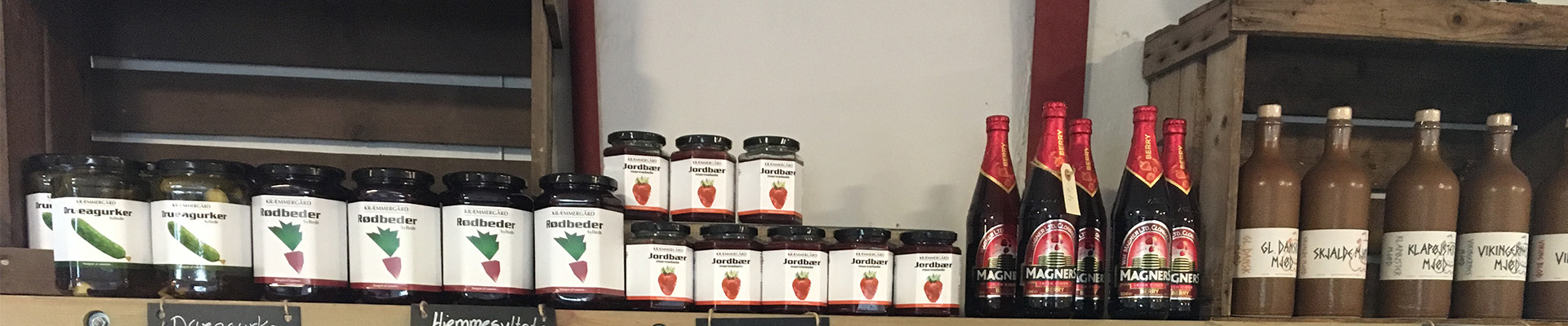 Hylder med varer i Kræmmergårds gårdbutik